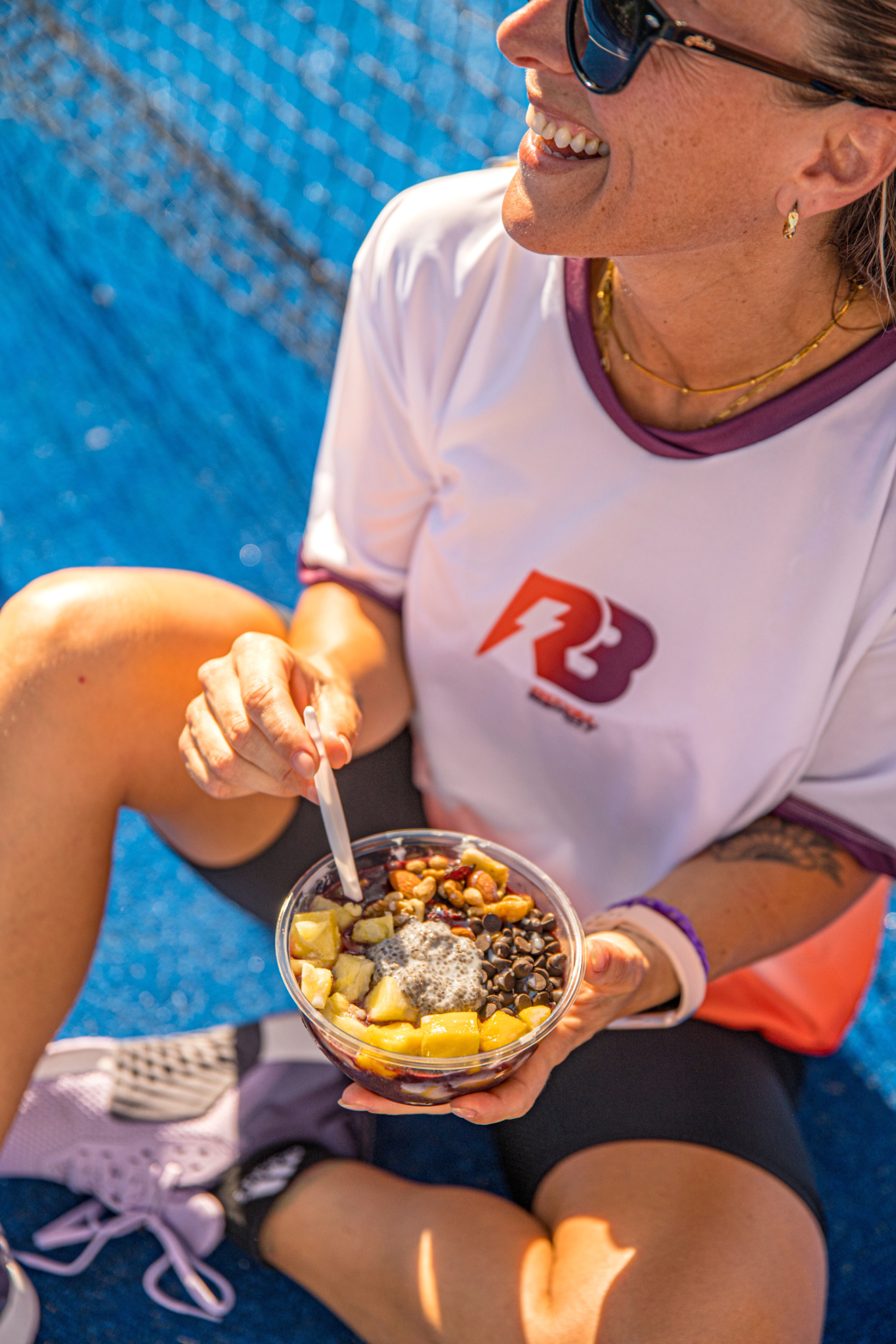 Persona disfrutando un bowl Royal Berry al aire libre